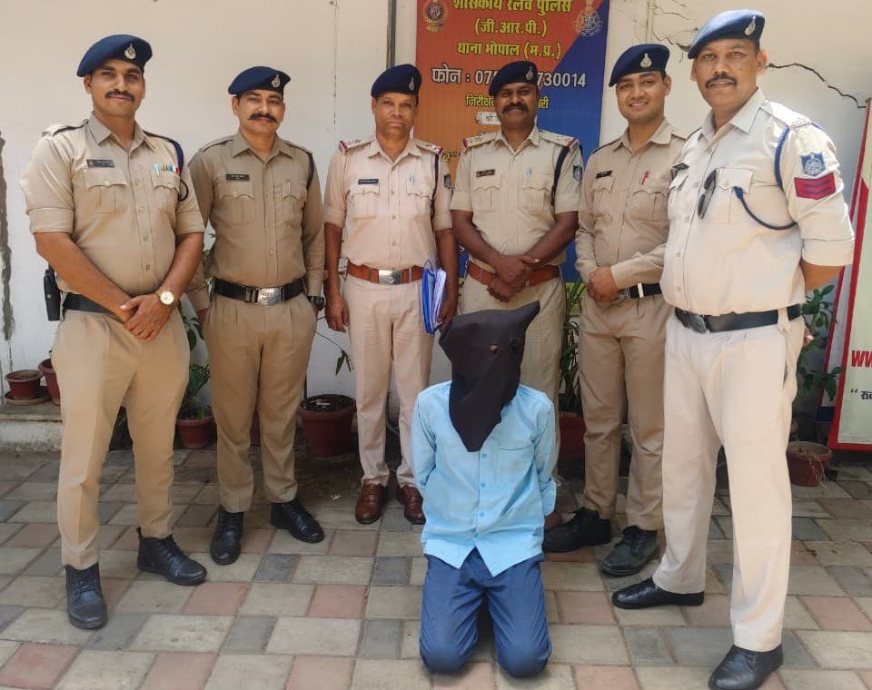 भोपाल रेलवे स्टेशन से अगवा हुए 2 वर्षीय मासूम को सैकड़ों CCTV फुटेज खंगालकर जीआरपी भोपाल ने महज़ 08 घंटे में किया सकुशल बरामद | New India Times