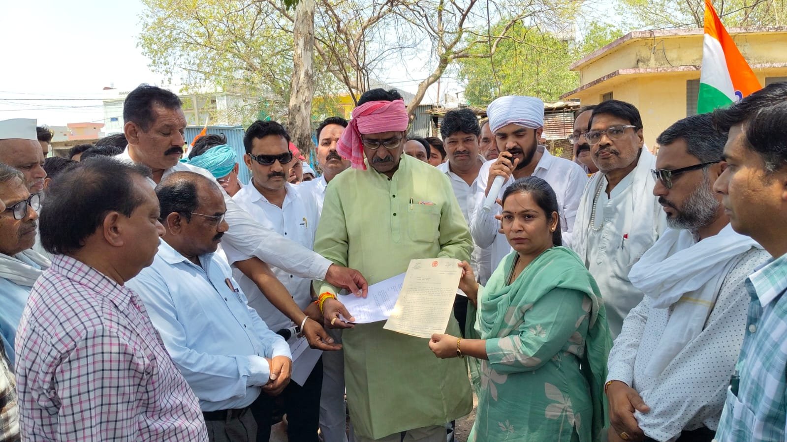 देवरी में कांग्रेस का ‘हल्ला बोल’: बिजली, पानी व कानून व्यवस्था को लेकर विद्युत मंडल कार्यालय का किया गया घेराव | New India Times