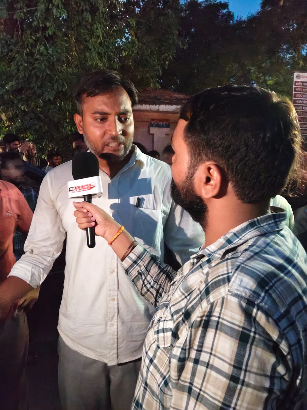 प्रयागराज में पेपर लीक और भ्रष्टाचार के खिलाफ युवाओं का कैंडल मार्च, आइसा का समर्थन | New India Times