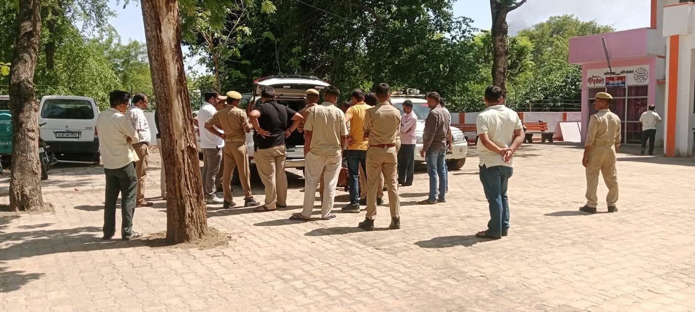 मिर्जापुर में दो फॉर्च्यूनर गाड़ियों से करोड़ों की नकदी बरामद, जांच में जुटी पुलिस व आयकर टीम | New India Times