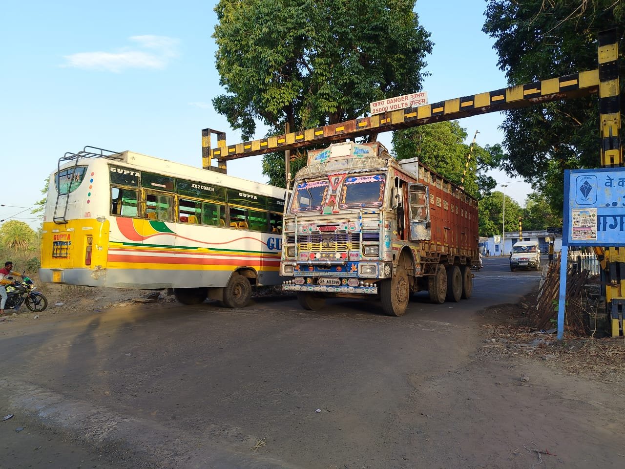 खापा स्वामी रेलवे गेट पर बीच सड़क बंद हुआ ट्रक, एक घंटे तक लगा ट्रैफिक जाम | New India Times
