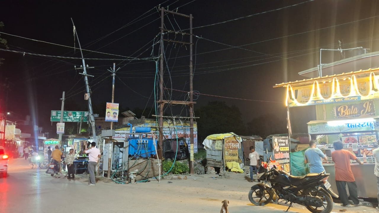 चुनार में बिजली विभाग की लापरवाही: 3 फीट ऊंचाई पर लगा ट्रांसफार्मर बना हुआ है ख़तरा 1 चुनार में बिजली विभाग की लापरवाही: 3 फीट ऊंचाई पर लगा ट्रांसफार्मर बना हुआ है ख़तरा | New India Times