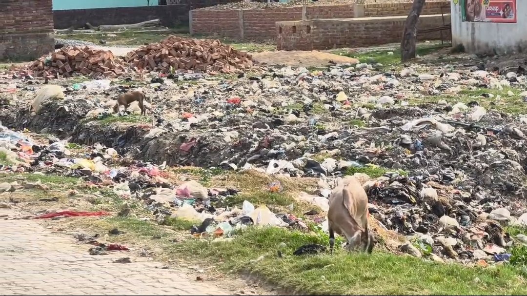 भदोखर में गंदगी का अंबार, जिम्मेदारों की लापरवाही से स्वच्छता योजनाएं फेल | New India Times