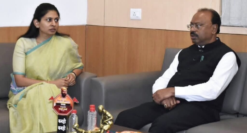 सरकारी अस्पताल के प्रांगण में डॉक्टरों की गैर मौजूदगी में गर्भवती का प्रसव : जांच की मांग | New India Times