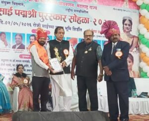 महाराष्ट्र साई पद्मश्री पुरस्कार से सम्मानित हुए शायर ‘बेताब’, शिरडी में गूंजी उनकी शानदार कविता