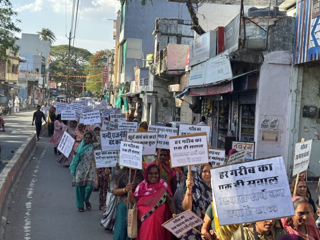 आवास योजना सर्वे में देरी पर फूटा गुस्सा, सैकड़ों आवेदकों ने निकाला जुलूस, सौंपा ज्ञापन, देवरी में 1500 से अधिक आवेदक प्रभावित, एक साल से अटका है सर्वे कार्य | New India Times