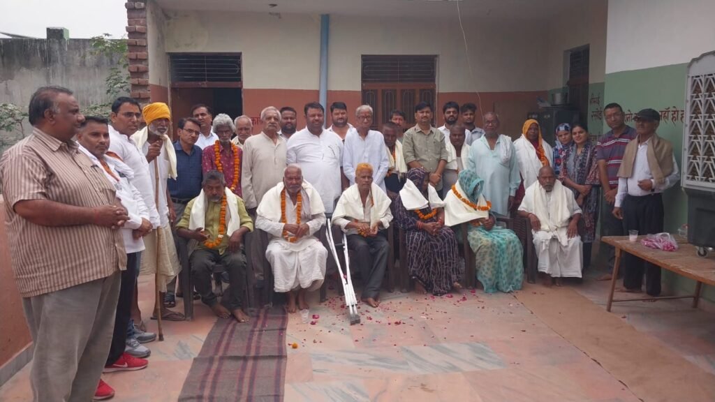 मोहन प्रकाश का जन्मदिन सेवा कार्यों के साथ मनाया, वृद्धाश्रम में हुआ भोजन-फल वितरण | New India Times