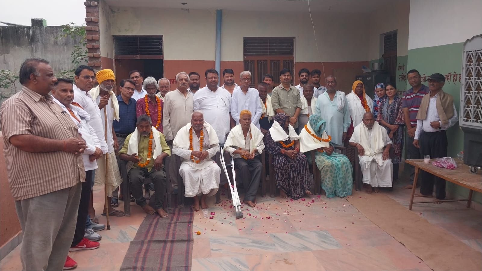 मोहन प्रकाश का जन्मदिन सेवा कार्यों के साथ मनाया, वृद्धाश्रम में हुआ भोजन-फल वितरण | New India Times
