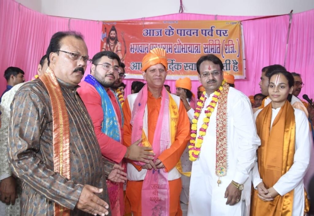 मथुरा में 8000 यूनिट रक्त संग्रह का रिकॉर्ड, समाजसेवी विनोद दीक्षित हुए सम्मानित | New India Times