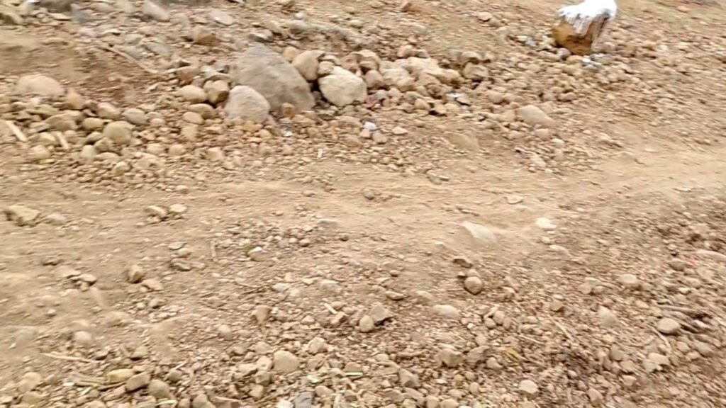 एकलामसानी में सड़क आज भी सपना: खाई और पगडंडियों के बीच ज़िंदगी, बारिश में क़ैद हो जाते हैं ग्रामीण | New India Times