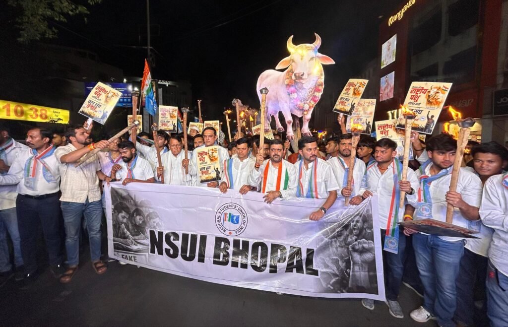 सैकड़ों छात्रों ने NSUI के नेतृत्व में मशाल जुलूस निकाल कर छात्र संघ चुनाव एवं गौ माता को राष्ट्र पशु घोषित करने की उठाई मांग 2 सैकड़ों छात्रों ने NSUI के नेतृत्व में मशाल जुलूस निकाल कर छात्र संघ चुनाव एवं गौ माता को राष्ट्र पशु घोषित करने की उठाई मांग | New India Times