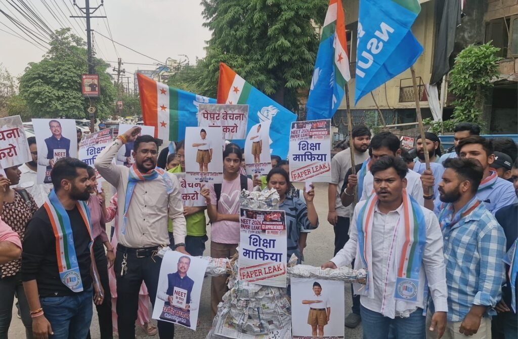 नीट परीक्षा रद्द होने पर एनएसयूआई कार्यकर्ताओं ने केंद्रीय शिक्षा मंत्री धर्मेन्द्र प्रधान एवं एनटीए अध्यक्ष प्रदीप जोशी का पुतला दहन कर जताया विरोध | New India Times
