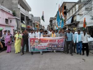 नीट पेपर लीक के विरोध में पन्ना में कांग्रेस का प्रदर्शन, मशाल जुलूस निकाल कर की गई शिक्षा मंत्री के इस्तीफे की मांग