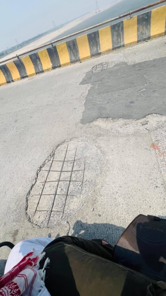 चुनार गंगा पुल की हालत खराब, उखड़ती सतह से बढ़ी चिंता, घटिया निर्माण व ओवरलोडिंग पर उठे सवाल | New India Times