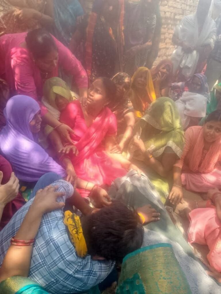 टूटे बिजली तार की चपेट में आकर किसान की मौत, परिजनों ने विद्युत विभाग पर लगाया लापरवाही का आरोप 2 टूटे बिजली तार की चपेट में आकर किसान की मौत, परिजनों ने विद्युत विभाग पर लगाया लापरवाही का आरोप | New India Times