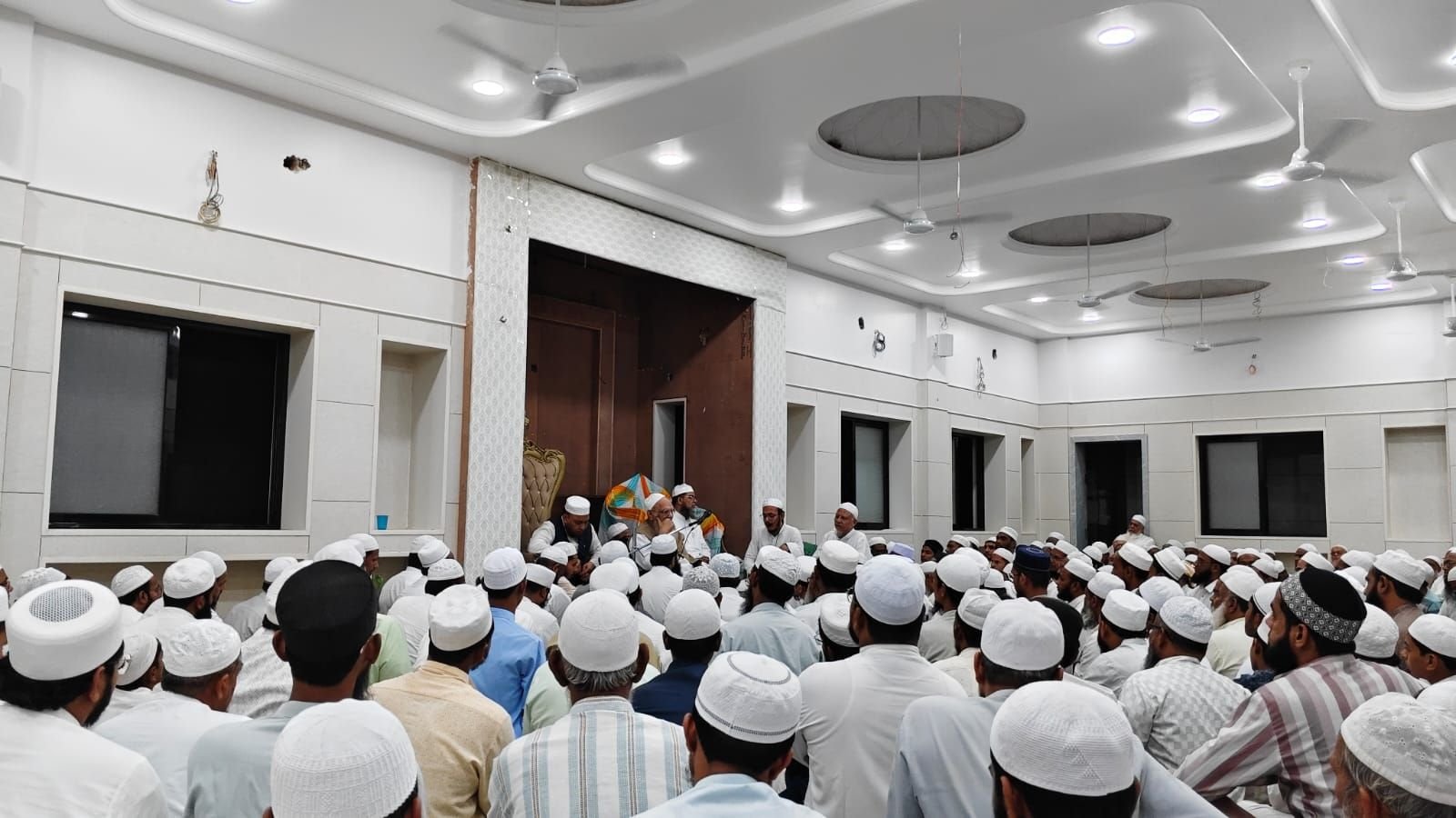मालेगांव में मस्जिद-ए-इमामुल मुत्तकीन का भव्य उद्घाटन, उलेमा के रूहानी बयानों से गूंजा माहौल 1 मालेगांव में मस्जिद-ए-इमामुल मुत्तकीन का भव्य उद्घाटन, उलेमा के रूहानी बयानों से गूंजा माहौल | New India Times