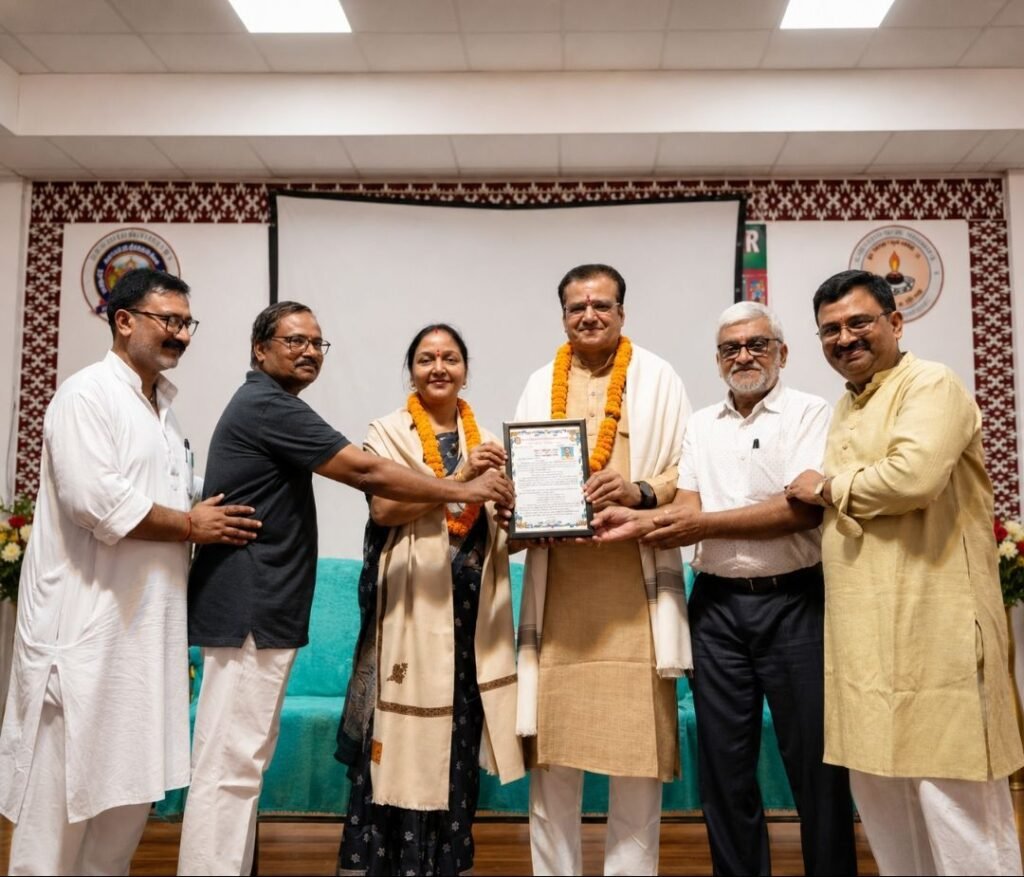 18 वर्षों की गौरवपूर्ण सेवा के बाद आचार्य भीष्म मोहन झा सेवानिवृत्त, विद्यालय में भावभीनी विदाई | New India Times