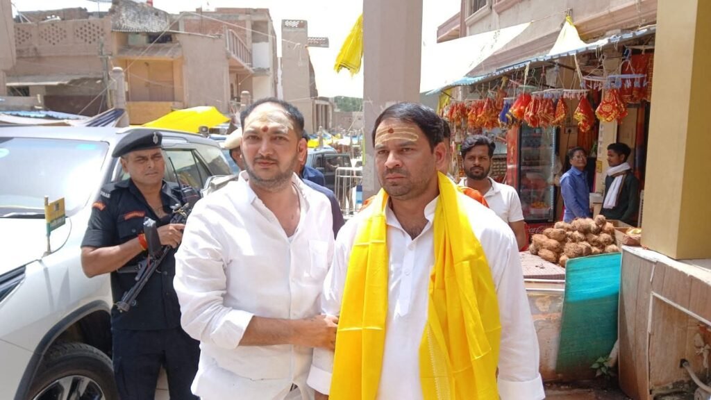 विंध्याचल पहुंचे तेज प्रताप यादव, मां विंध्यवासिनी के किए दर्शन; योगी सरकार को समर्थन का ऐलान | New India Times