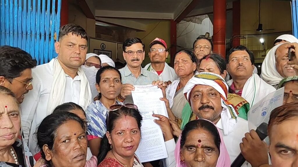 जुन्नारदेव में कांग्रेस का उग्र प्रदर्शन: जल संकट पर मटके फोड़े, चूड़ियां फेंकी, नगर पालिका को सौंपा ज्ञापन | New India Times