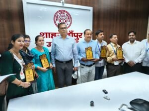 शाहजहांपुर बना यूपी में अव्वल: 40 प्रगणकों को डीएम ने किया सम्मानित
