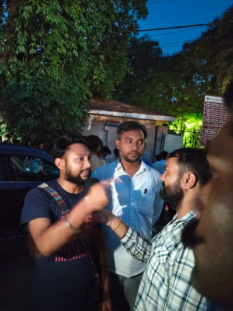 प्रयागराज में पेपर लीक और भ्रष्टाचार के खिलाफ युवाओं का कैंडल मार्च, आइसा का समर्थन | New India Times