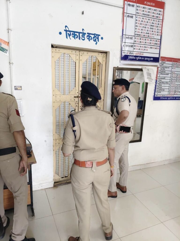 झाबुआ में कानून व्यवस्था सुदृढ़ करने एसपी देवेंद्र पाटीदार का औचक निरीक्षण, थानों को दिए सख्त निर्देश 3 झाबुआ में कानून व्यवस्था सुदृढ़ करने एसपी देवेंद्र पाटीदार का औचक निरीक्षण, थानों को दिए सख्त निर्देश | New India Times