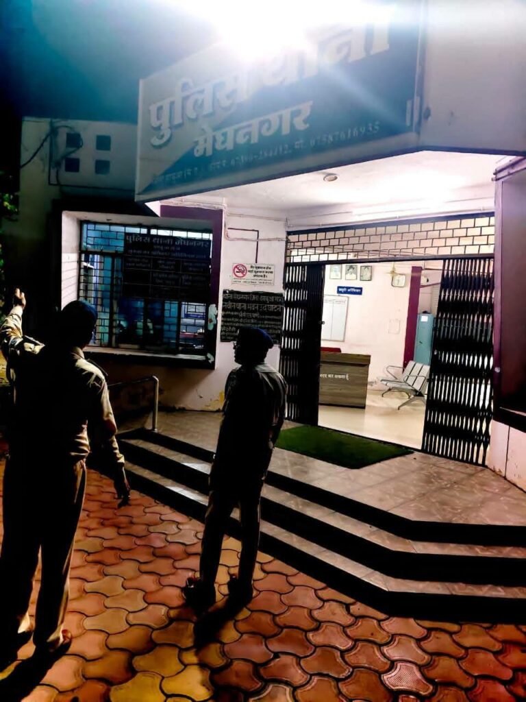 झाबुआ में कानून व्यवस्था सुदृढ़ करने एसपी देवेंद्र पाटीदार का औचक निरीक्षण, थानों को दिए सख्त निर्देश 2 झाबुआ में कानून व्यवस्था सुदृढ़ करने एसपी देवेंद्र पाटीदार का औचक निरीक्षण, थानों को दिए सख्त निर्देश | New India Times