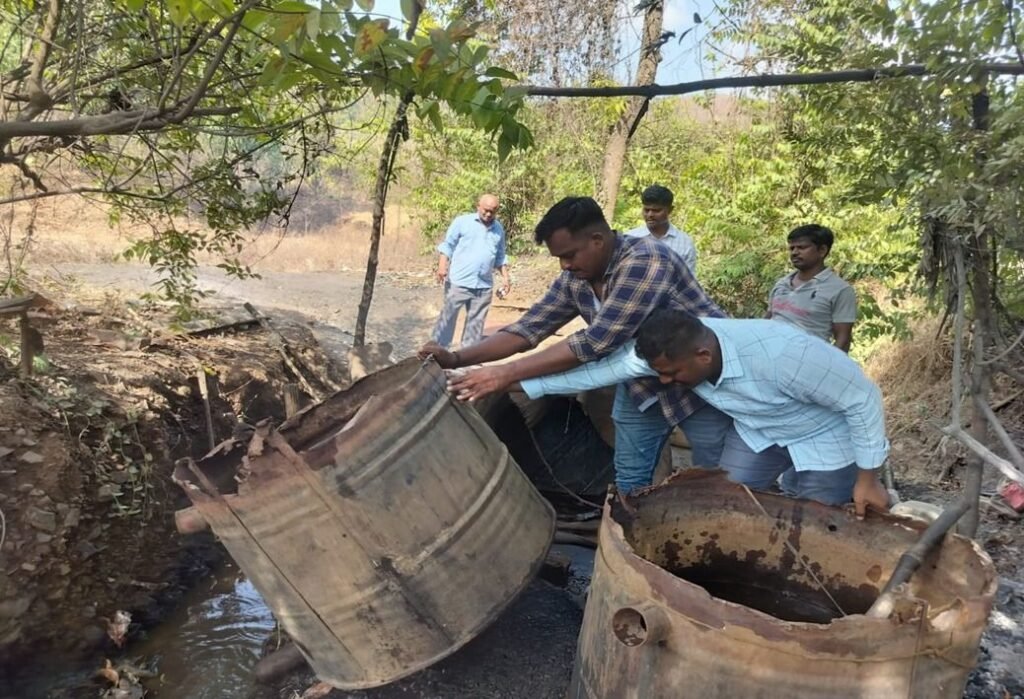 अवैध देसी शराब फैक्ट्री पर पुलिस का छापा, जंगल क्षेत्र में महिला चला रही थी अवैध भट्टी, पुलिस ने मौके पर नष्ट किया उपकरण | New India Times