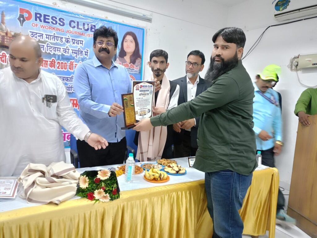 हिन्दी पत्रकारिता के 200 वर्ष पूर्ण होने के अवसर पर भोपाल के हिंदी भवन में आयोजित पत्रकार संगोष्ठी एवं सम्मान समारोह में पत्रकारों ने पत्रकार सुरक्षा कानून की उठाई मांग | New India Times