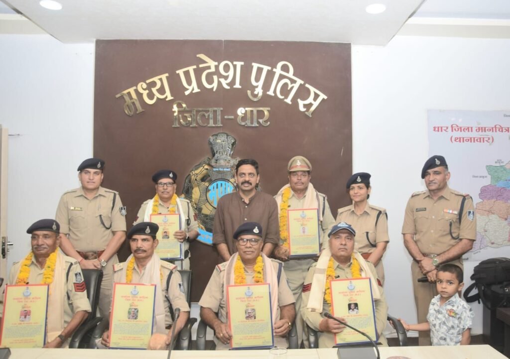 धार पुलिस के 6 अधिकारी/कर्मचारी सेवानिवृत्त, समारोह आयोजित कर दी गई विदाई 2 धार पुलिस के 6 अधिकारी/कर्मचारी सेवानिवृत्त, समारोह आयोजित कर दी गई विदाई | New India Times
