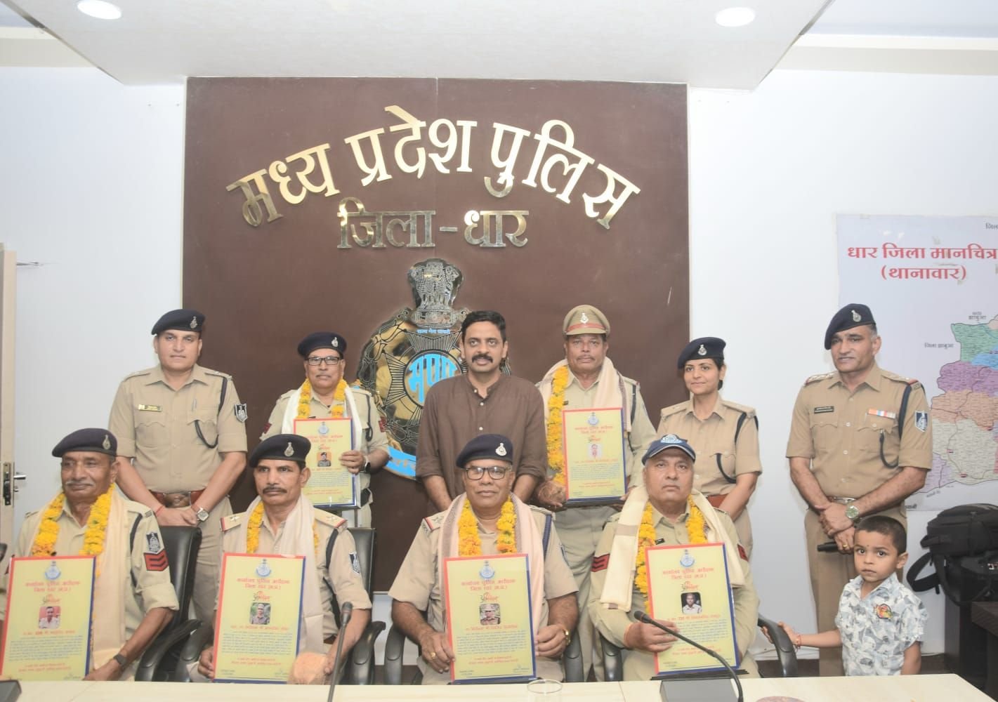 धार पुलिस के 6 अधिकारी/कर्मचारी सेवानिवृत्त, समारोह आयोजित कर दी गई विदाई 1 धार पुलिस के 6 अधिकारी/कर्मचारी सेवानिवृत्त, समारोह आयोजित कर दी गई विदाई | New India Times