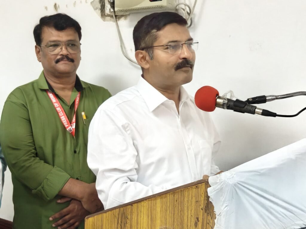 हिन्दी पत्रकारिता के 200 वर्ष पूर्ण होने के अवसर पर भोपाल के हिंदी भवन में आयोजित पत्रकार संगोष्ठी एवं सम्मान समारोह में पत्रकारों ने पत्रकार सुरक्षा कानून की उठाई मांग | New India Times