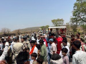 पठा जलाशय परियोजना में देरी पर किसानों का उग्र प्रदर्शन, 10 घंटे चक्काजाम के बाद प्रशासन के आश्वासन पर खत्म हुआ आंदोलन