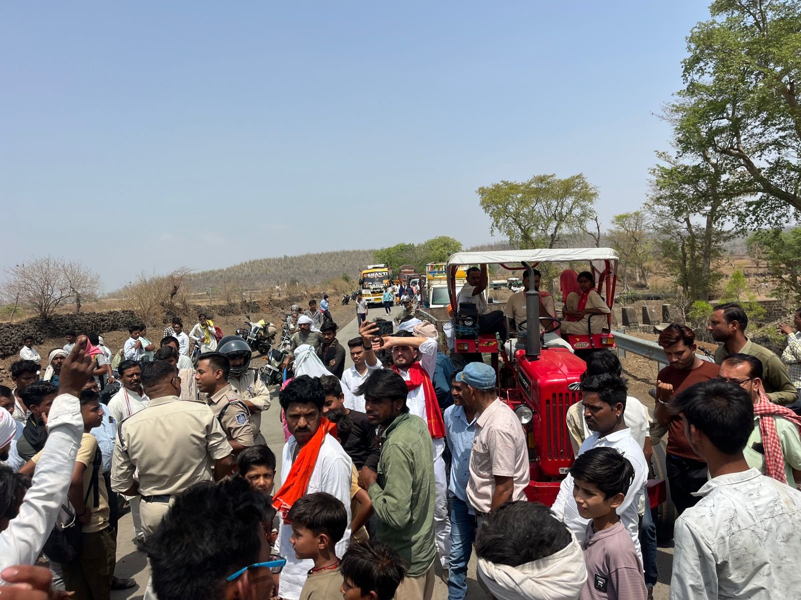 पठा जलाशय परियोजना में देरी पर किसानों का उग्र प्रदर्शन, 10 घंटे चक्काजाम के बाद प्रशासन के आश्वासन पर खत्म हुआ आंदोलन 1 पठा जलाशय परियोजना में देरी पर किसानों का उग्र प्रदर्शन, 10 घंटे चक्काजाम के बाद प्रशासन के आश्वासन पर खत्म हुआ आंदोलन | New India Times