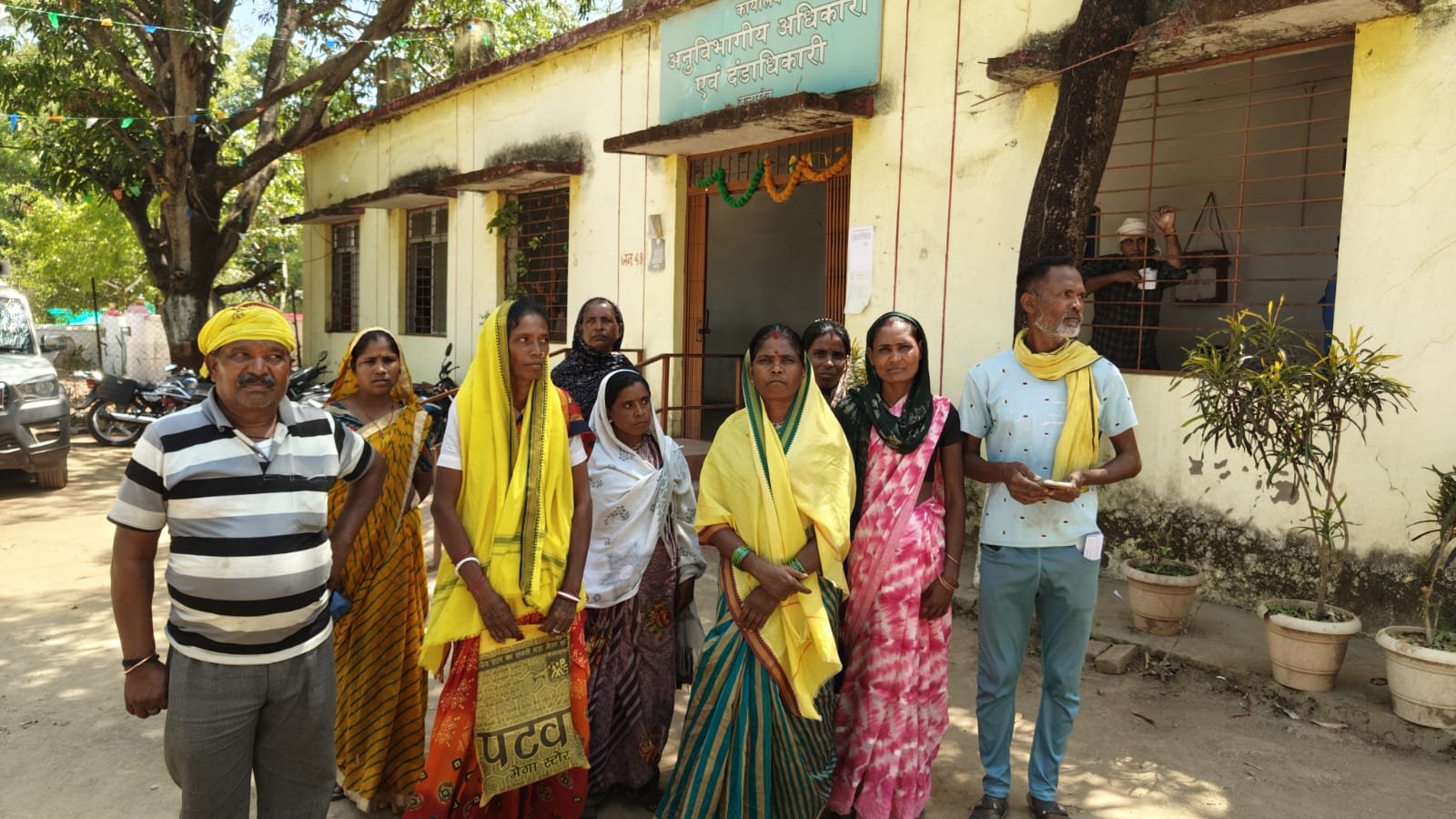 मोक्षधाम भूमि पर अतिक्रमण हटाने और सीमांकन की मांग को लेकर ग्रामीणों ने तहसीलदार को सौंपा ज्ञापन | New India Times