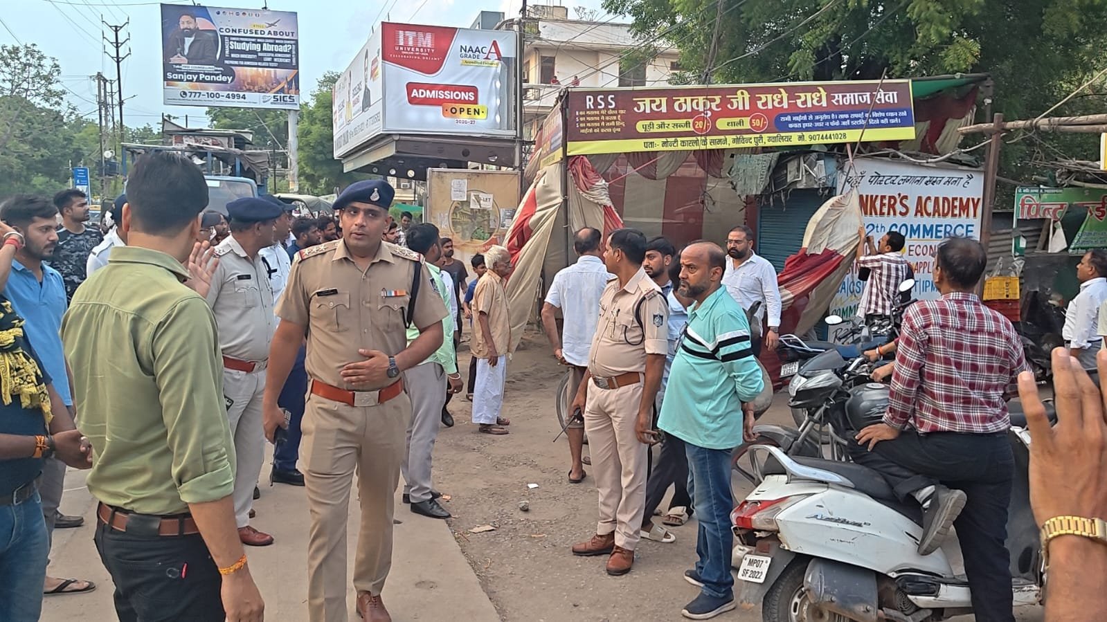 ग्वालियर में चला अतिक्रमण हटाओ अभियान, सड़कें हुईं साफ, यातायात व्यवस्था सुधारने में पुलिस की बड़ी कार्रवाई | New India Times