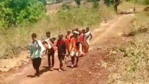 बखारी में आम के पेड़ से गिरकर किशोर गंभीर घायल, सड़क न होने से 1 किलोमीटर तक कंधे पर ले जाना पड़ा | New India Times