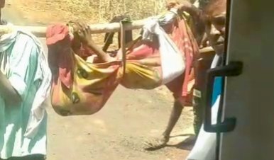 बखारी में आम के पेड़ से गिरकर किशोर गंभीर घायल, सड़क न होने से 1 किलोमीटर तक कंधे पर ले जाना पड़ा | New India Times