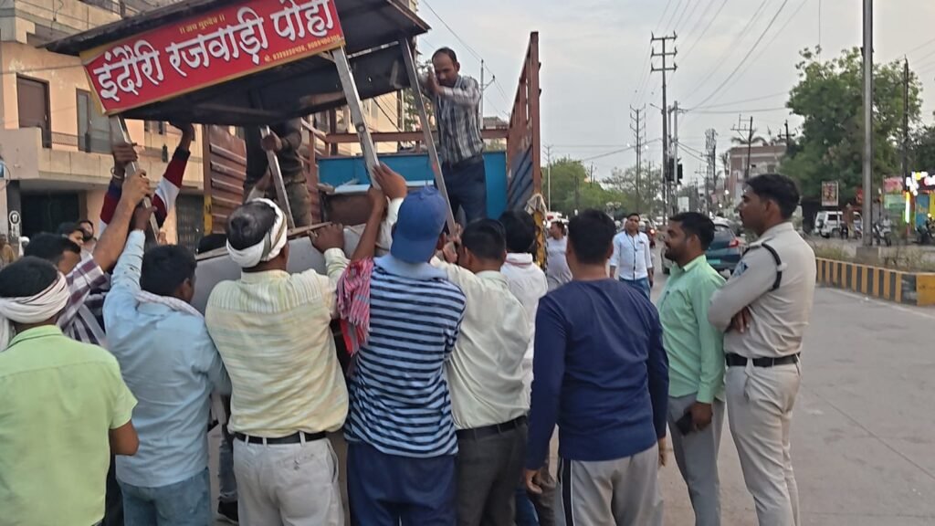 ग्वालियर में अतिक्रमण पर बड़ी कार्रवाई: यातायात पुलिस ने हटाए अवैध ठेले और गुमटियां, सड़कें हुईं सुगम | New India Times