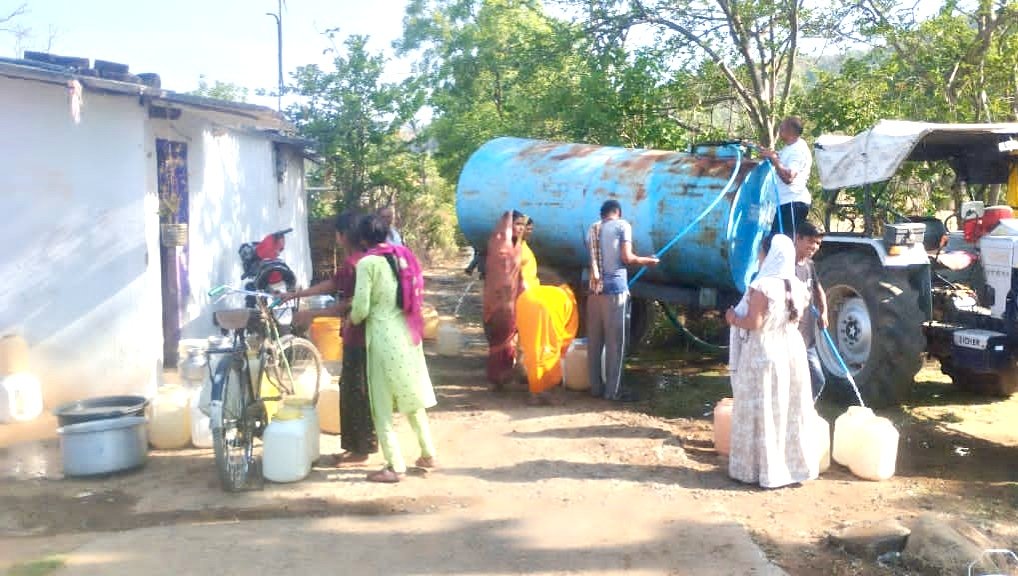 भीषण गर्मी में पेयजल संकट गहराया, निजी बोरवेल पर लग रही ग्रामीणों की लंबी कतारें | New India Times