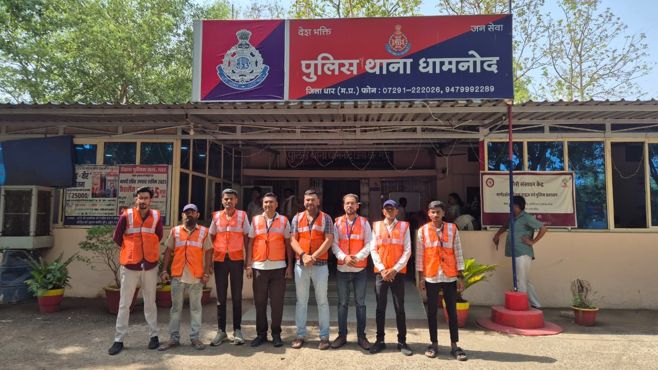 धामनोद में पुलिस-जन सहयोग मजबूत करने की पहल: नगर रक्षा समिति का पुनर्गठन, रात्रि गश्त के लिए सामग्री वितरित, प्रतिदिन 6 सदस्य करेंगे गश्त | New India Times