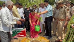 विश्व पर्यावरण दिवस पर मिर्ज़ापुर मेडिकल कॉलेज में वृक्षारोपण, ‘एक पेड़ मां के नाम’ अभियान पर ज़ोर