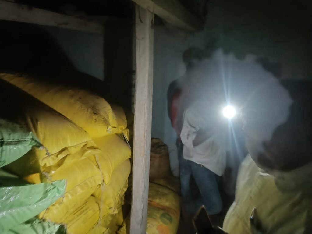 मकान में अवैध उर्वरक भंडारण का भंडाफोड़, कृषि विभाग व पुलिस की संयुक्त कार्रवाई, मामला दर्ज 2 मकान में अवैध उर्वरक भंडारण का भंडाफोड़, कृषि विभाग व पुलिस की संयुक्त कार्रवाई, मामला दर्ज | New India Times