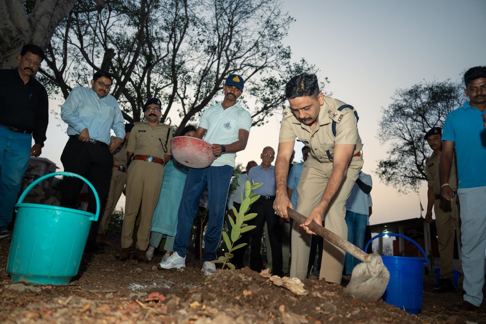 विश्व पर्यावरण दिवस पर पुलिस लाइन धार में हरियाली का संकल्प, 'एक पेड़ माँ के नाम' अभियान के तहत मोतीवन में 125 पौधों का हुआ रोपण | New India Times
