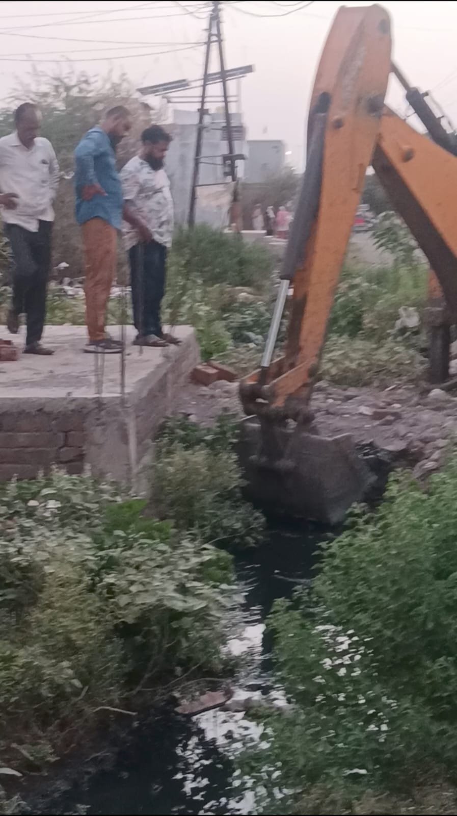 अयान कॉलोनी के नागरिकों ने खुद संभाली जिम्मेदारी: नालों की सफाई कर बरसात से पहले किया जलनिकासी का इंतजाम 1 अयान कॉलोनी के नागरिकों ने खुद संभाली जिम्मेदारी: नालों की सफाई कर बरसात से पहले किया जलनिकासी का इंतजाम | New India Times