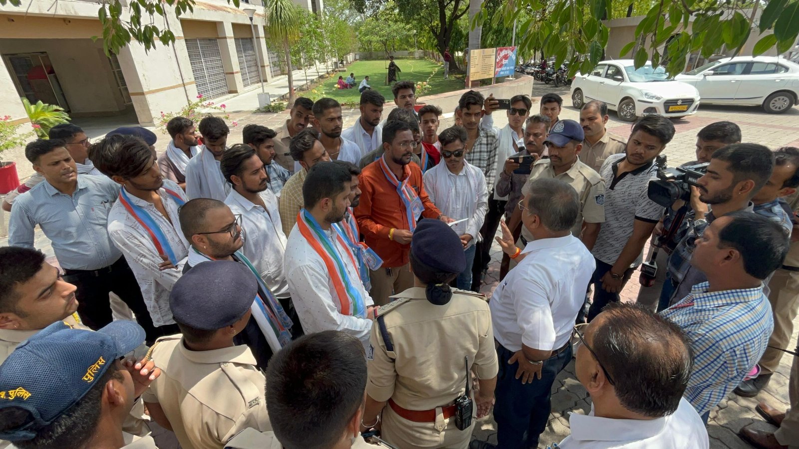 वन रक्षक , जेल प्रहरी की परीक्षा कैंसिल होने के विरोध में NSUI ने घेरा कर्मचारी चयन मंडल का ऑफिस, ज्ञापन सौंपकर की कार्यवाही की माँग 1 वन रक्षक , जेल प्रहरी की परीक्षा कैंसिल होने के विरोध में NSUI ने घेरा कर्मचारी चयन मंडल का ऑफिस, ज्ञापन सौंपकर की कार्यवाही की माँग | New India Times