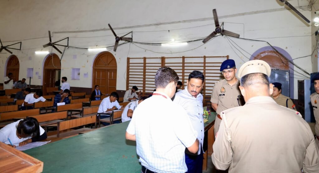 डीआईजी ने भर्ती परीक्षा केंद्रों का किया निरीक्षण, सुरक्षा व्यवस्था का लिया जायजा 2 डीआईजी ने भर्ती परीक्षा केंद्रों का किया निरीक्षण, सुरक्षा व्यवस्था का लिया जायजा | New India Times