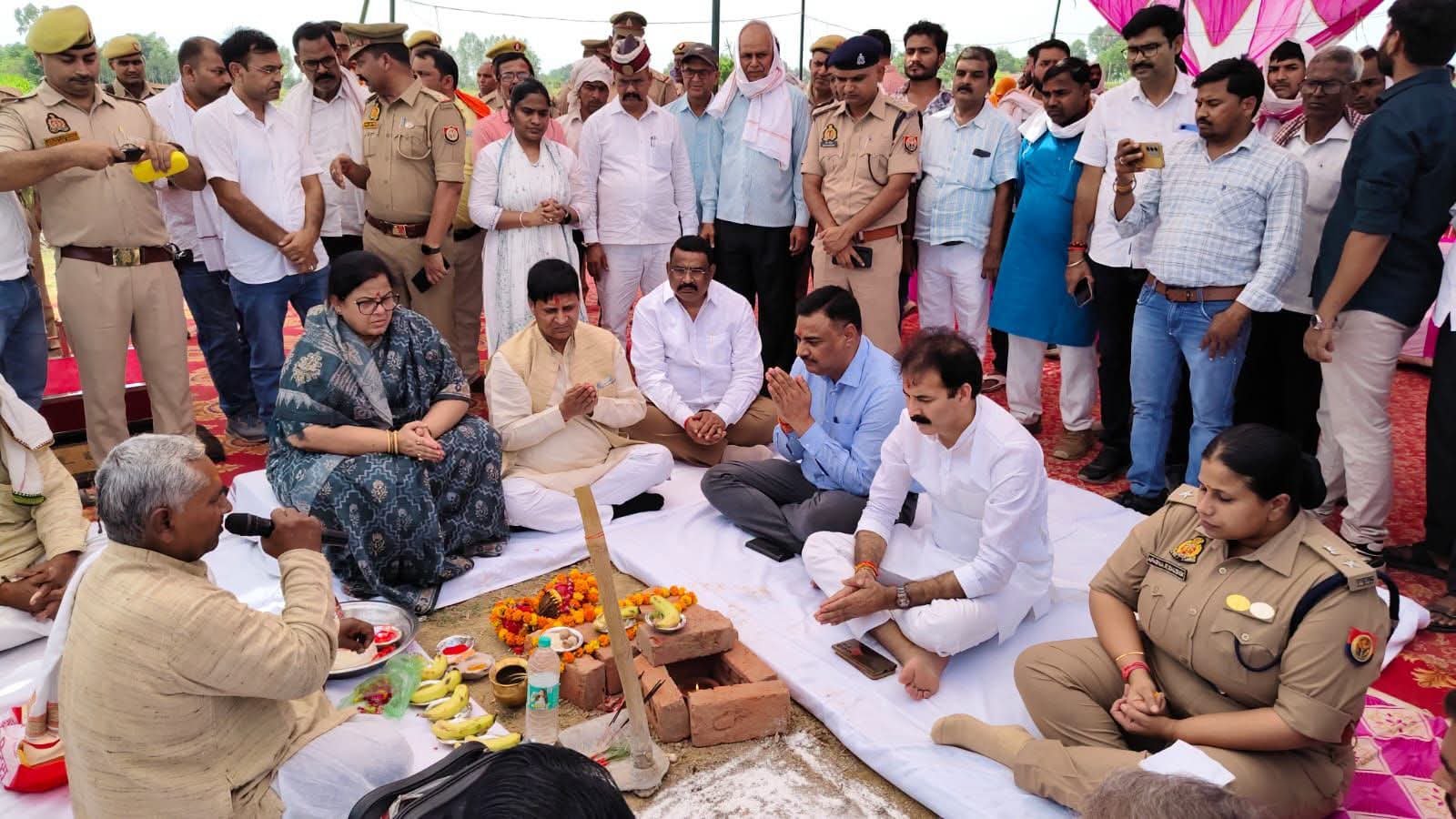 भूमिपूजन: ग्राम नेगुरा रिबई सिंह में पुलिस चौकी निर्माण कार्य का विधि-विधान से हुआ शिलान्यास 1 भूमिपूजन: ग्राम नेगुरा रिबई सिंह में पुलिस चौकी निर्माण कार्य का विधि-विधान से हुआ शिलान्यास | New India Times