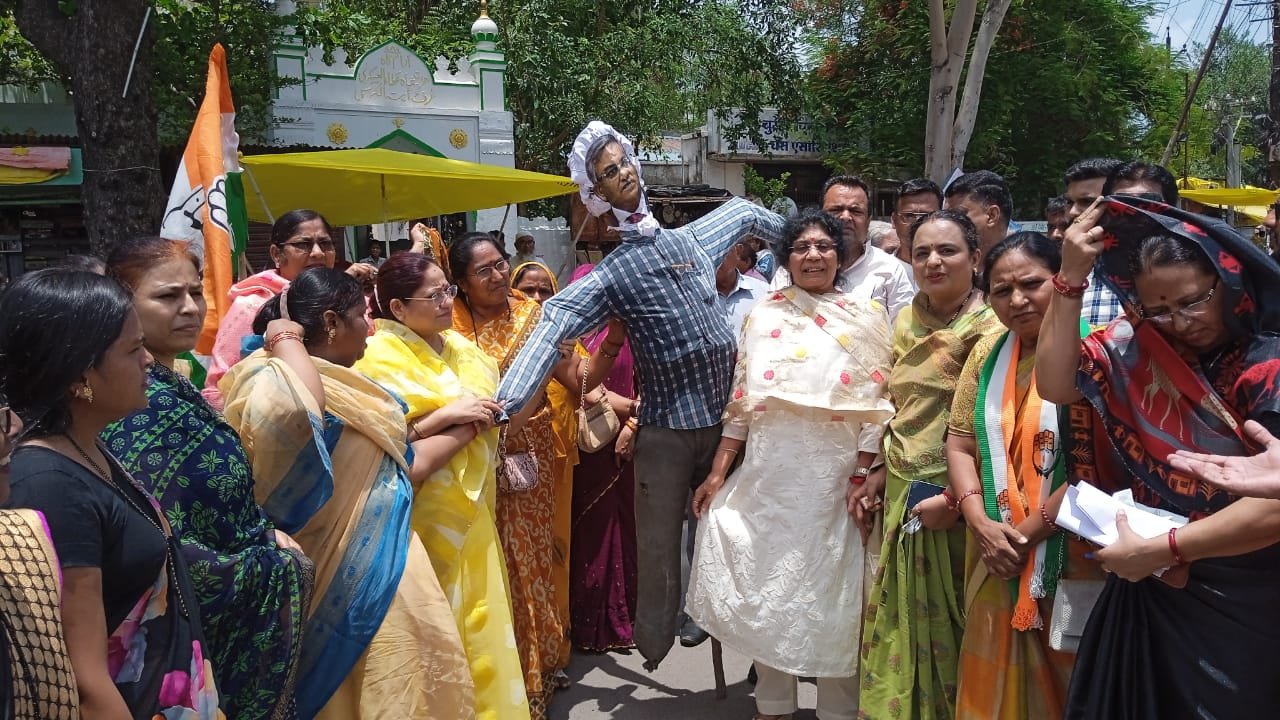 महिला कांग्रेस ने चुनाव आयुक्त का पुतला दहन कर जताया विरोध 1 महिला कांग्रेस ने चुनाव आयुक्त का पुतला दहन कर जताया विरोध | New India Times
