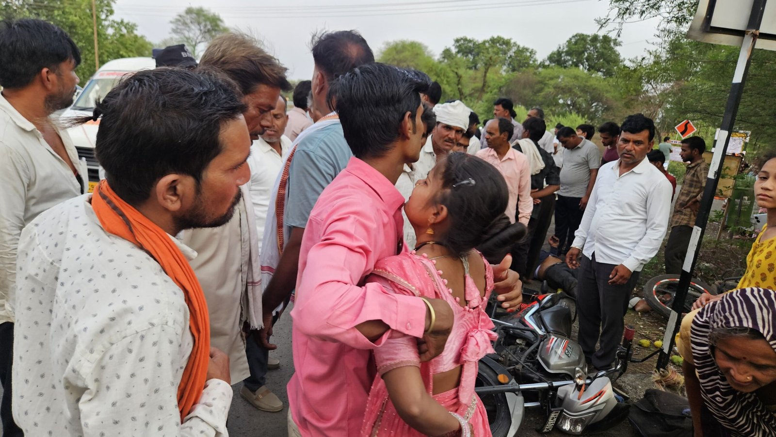 नेशनल हाईवे-44 पर दो बाइकों की आमने-सामने भिड़ंत, अनियंत्रित बाइक महिला से टकराई, तीन गंभीर घायल 1 नेशनल हाईवे-44 पर दो बाइकों की आमने-सामने भिड़ंत, अनियंत्रित बाइक महिला से टकराई, तीन गंभीर घायल | New India Times